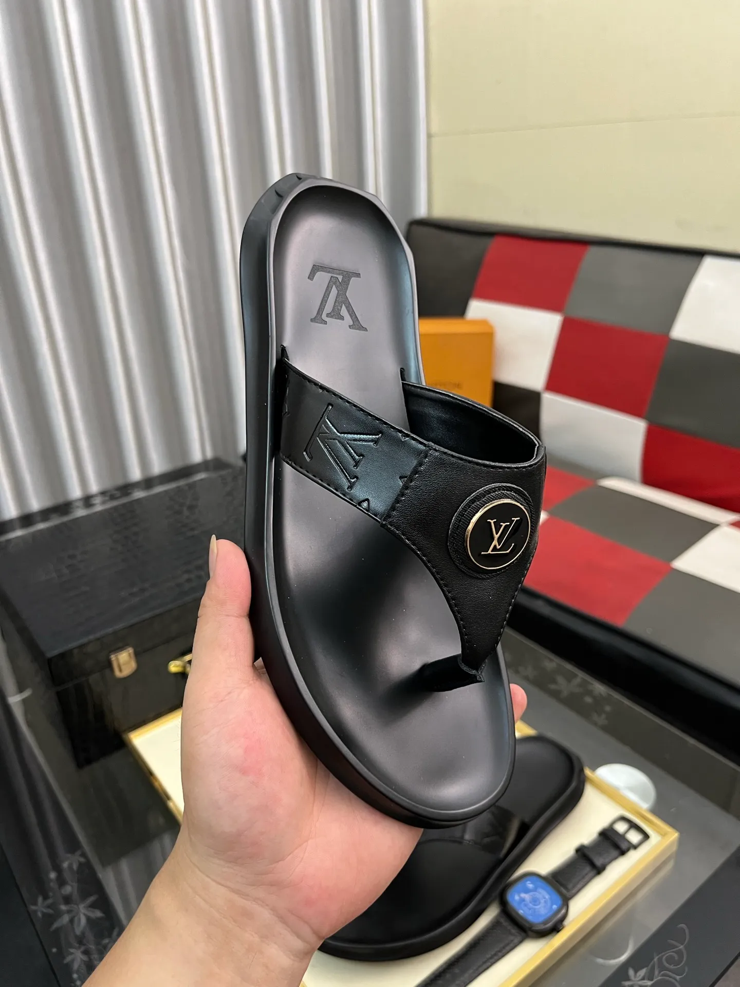 Men's shoes 💰260⌚️⌚️lv-Louis Vuitton) new men's sandals, high-end boutique, exquisite embossed logo decoration on the upper, fine workmanship, super soft soles, casual, loose and comfortable, a must-have in summer! \nsize: 38-443️⃣Colors available